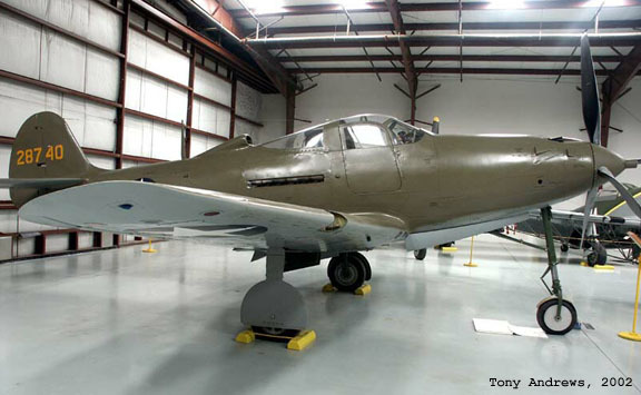 Bell P-39N Airacobra Nº de Serie 42-8740 se exhibe en el Yanks Air Museum en Chino, California