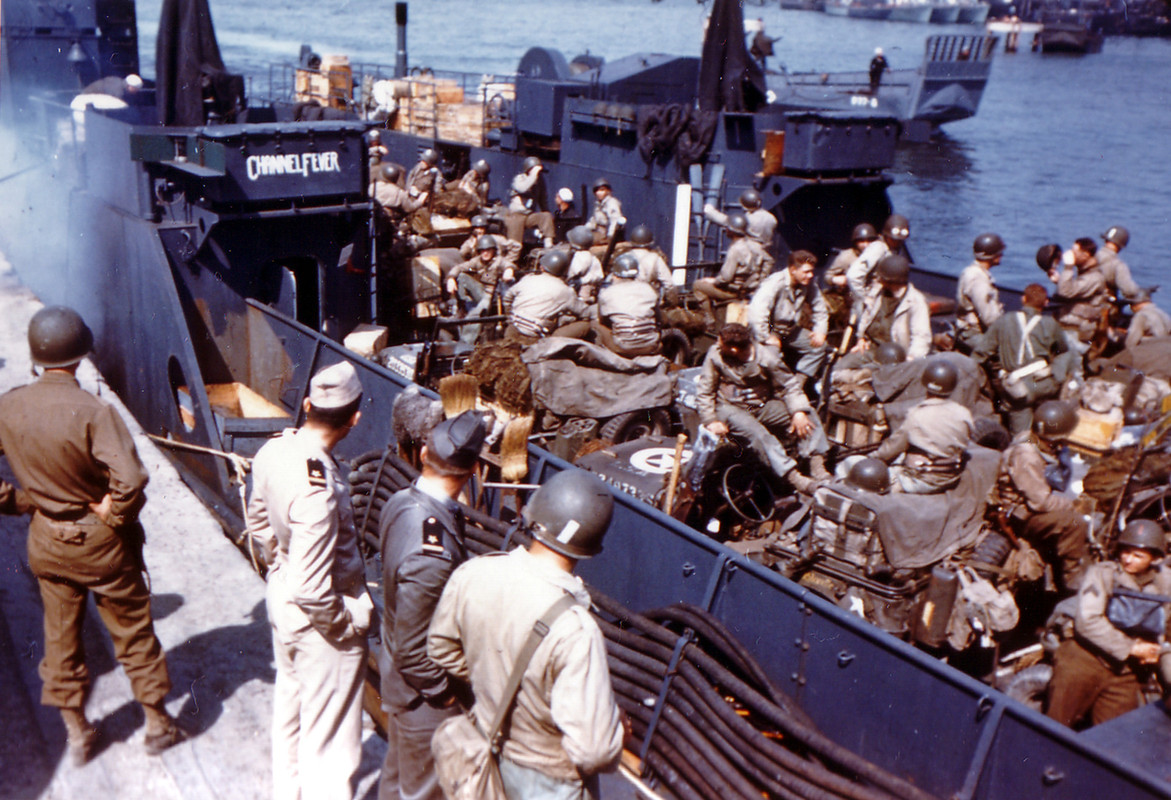 Soldados de la 1.ª División de Infantería de EE.UU. preparándose para cruzar el canal de la Mancha