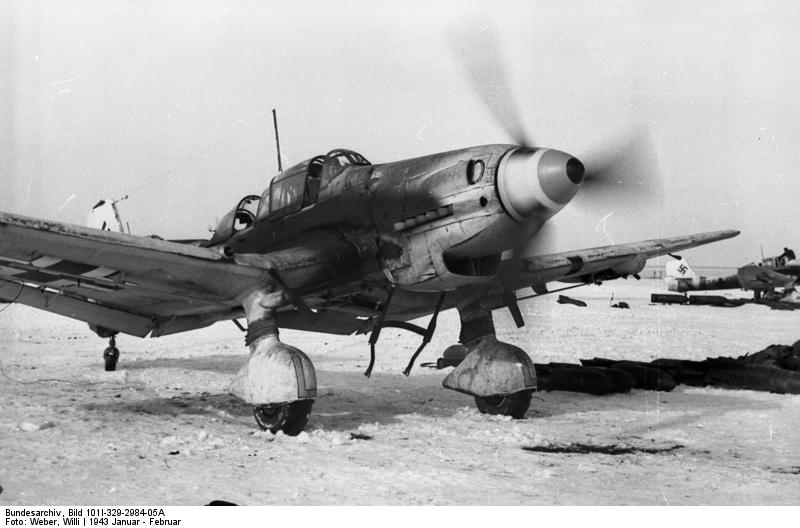 Junkers Ju 87 en una pendiente nevada despuÃ©s del aterrizaje, UniÃ³n SoviÃ©tica, enero de 1943