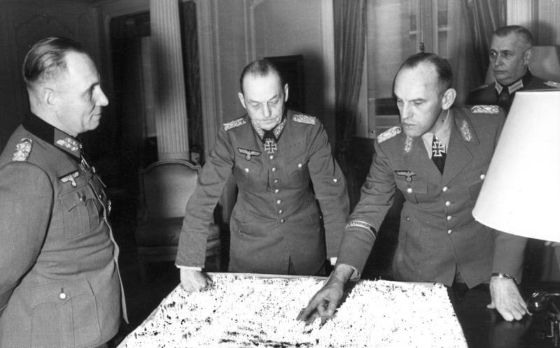 Rundstedt planificando con Erwin Rommel, Alfred Gause y Bodo Zimmermann
