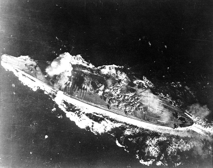 El Acorazado Japones IJN Yamato el 24 de octubre de 1944 durante la Batalla del Mar de Sibuyan, cuando es alcanzado por una bomba