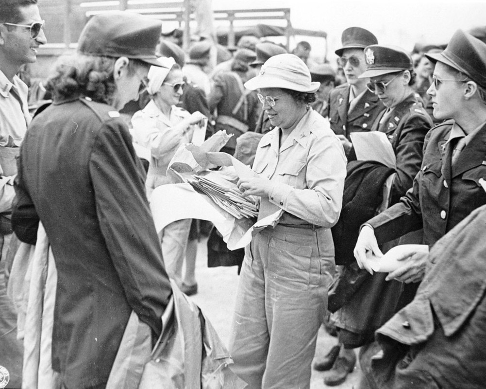 Teniente coronel Nola G. Forrest directora de las SWPA, distribuyendo ropa a las enfermeras liberadas en 1945