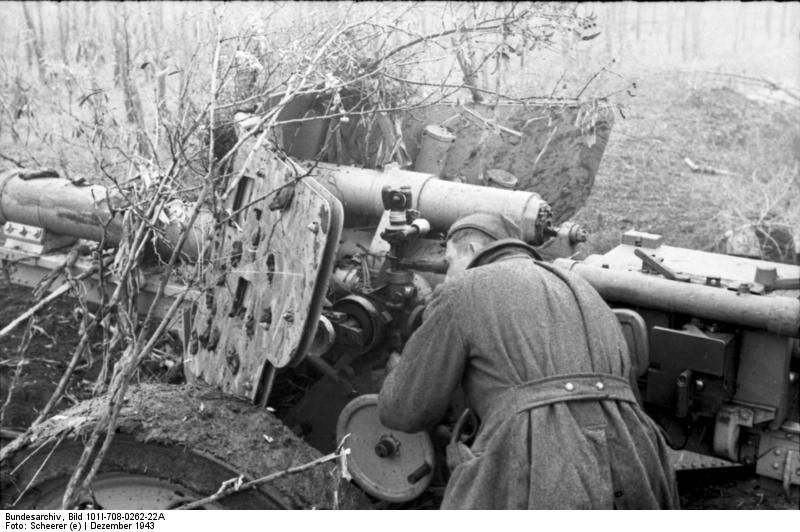Sargento alemán apuntando un PaK 43