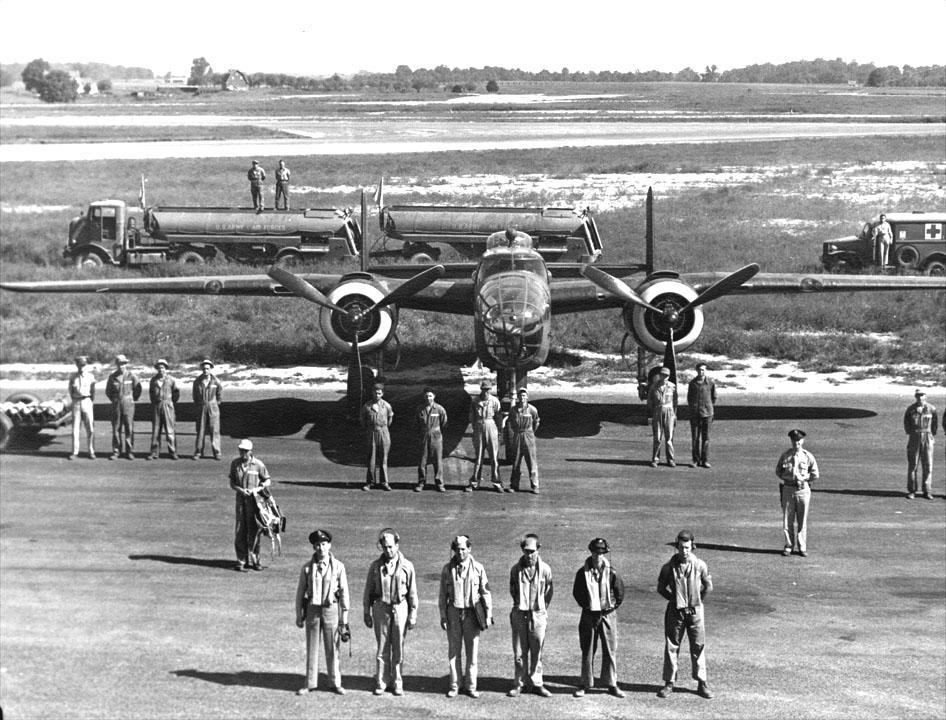 Fotografía que muestra el equipo de tierra y tripulación que se requería para mantener un B-25 volando