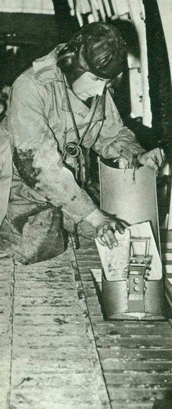 Un miembro de una tripulación de un bombardeo de la RAF, preparándose para lanzar octavillas sobre Alemania
