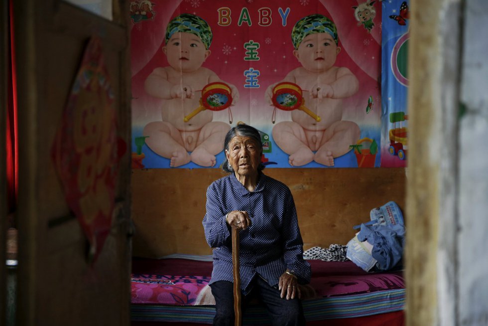 Hao Yuelian, que también fue mujer de solaz, permanece sentada en su cama, sobre las que hay unos dibujos de unos bebés, en su casa de Taiyuan,en la provincia china de Shanxi. Su hija adoptada explica que lo peor que le ha quedado a Hao de su experiencia es su fertilidad, una circunstancia que su familia atribuye a lo que le ocurrió durante la guerra. Ella fue raptada con 17 años y usada como esclava sexual durante 20 días
