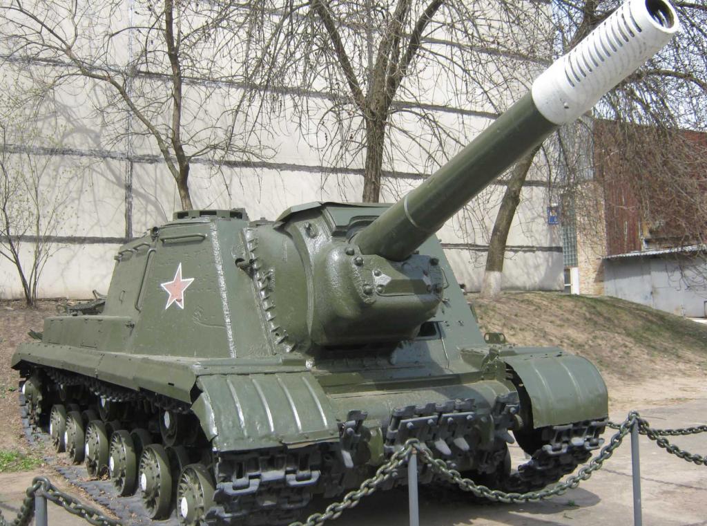 ISU-152 conservado en Shevchenkivskyi district, Kiev, Ucrania