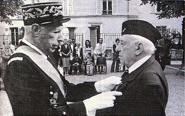 Don Luis Royo, recibiendo la Cruz de Caballero de la Legión de Honor
