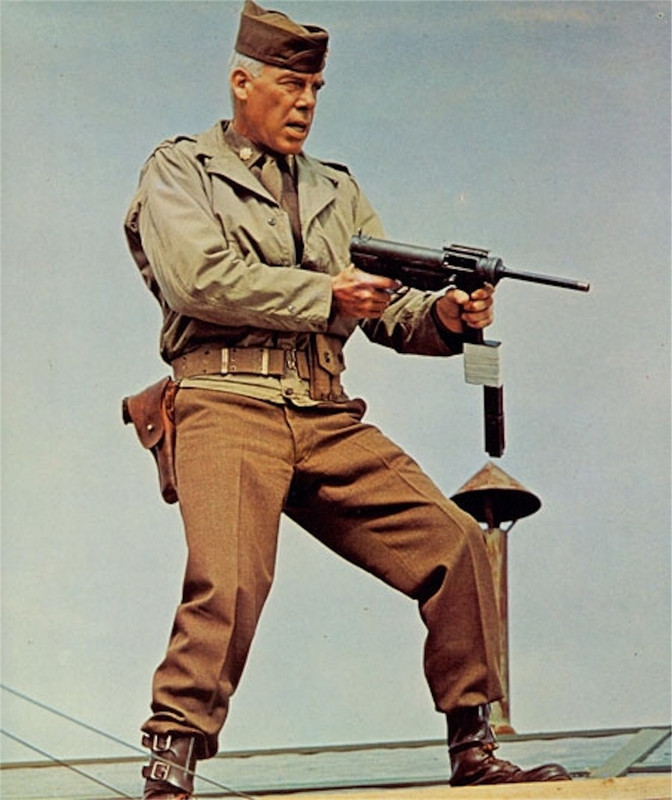 El Mayor Reisman, Lee Marvin, en un fotograma de la película Dirty Dozen empuñando una M3