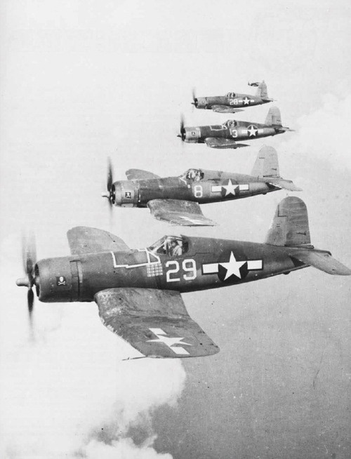 Cuatro Vought F4U-1A del Escuadrón VF-17 Jolly Rogers volando en formación en el suroeste del Pacífico, en 1944