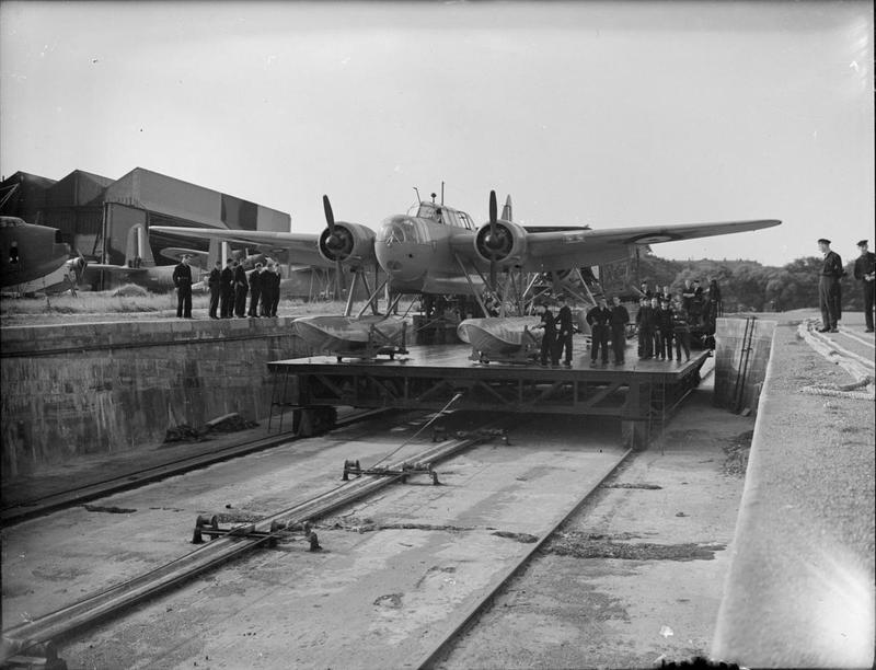 Un Fokker T.VIII-W del 320.1 Escuadrón Neerlandés de la RAF en el dique seco para su reparación
