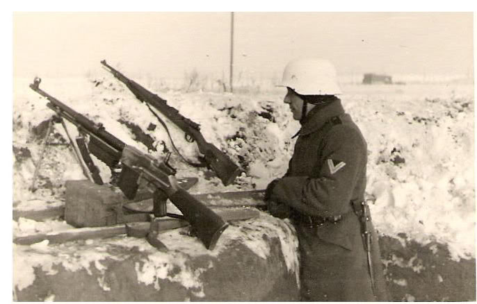 Soldado alemán con un wz.1928 y un fusil Kar 98K