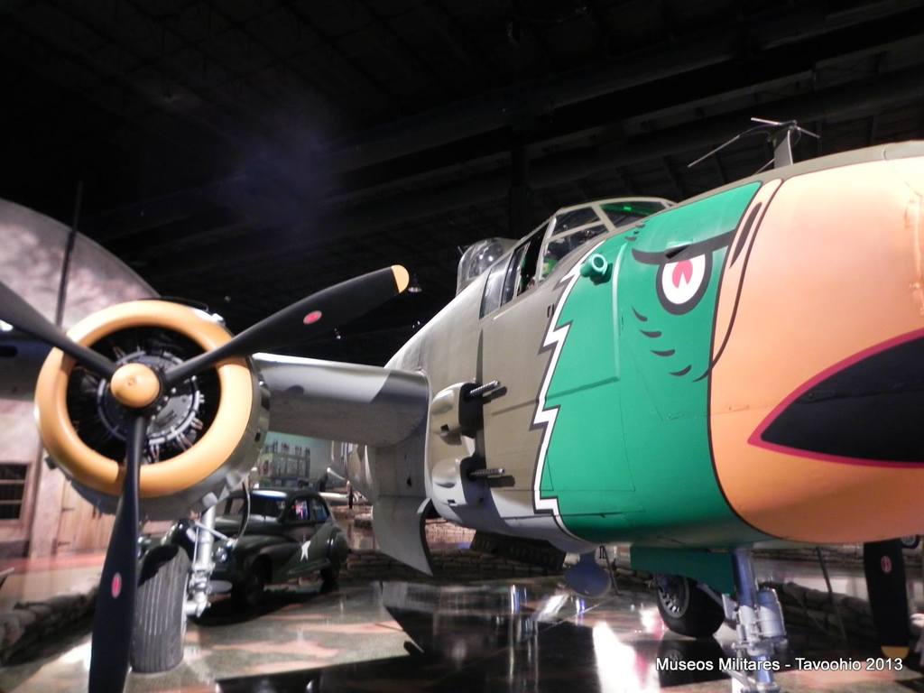 Este B-25J está pintado con los colores del Escuadrón de bombarderos 498th llamado los Halcones, Falcons, del Grupo 345th de bombarderos estacionado en el Pacífico llamado los Air Apaches. Este Grupo inicialmente voló el modelo H y luego todos fueron convertidos a J strafer