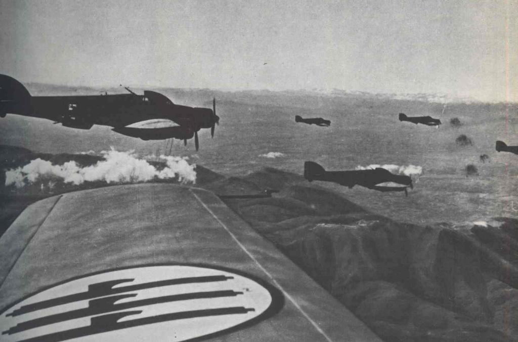Formación de bombarderos Italianos S-79 vuelan sobre Grecia