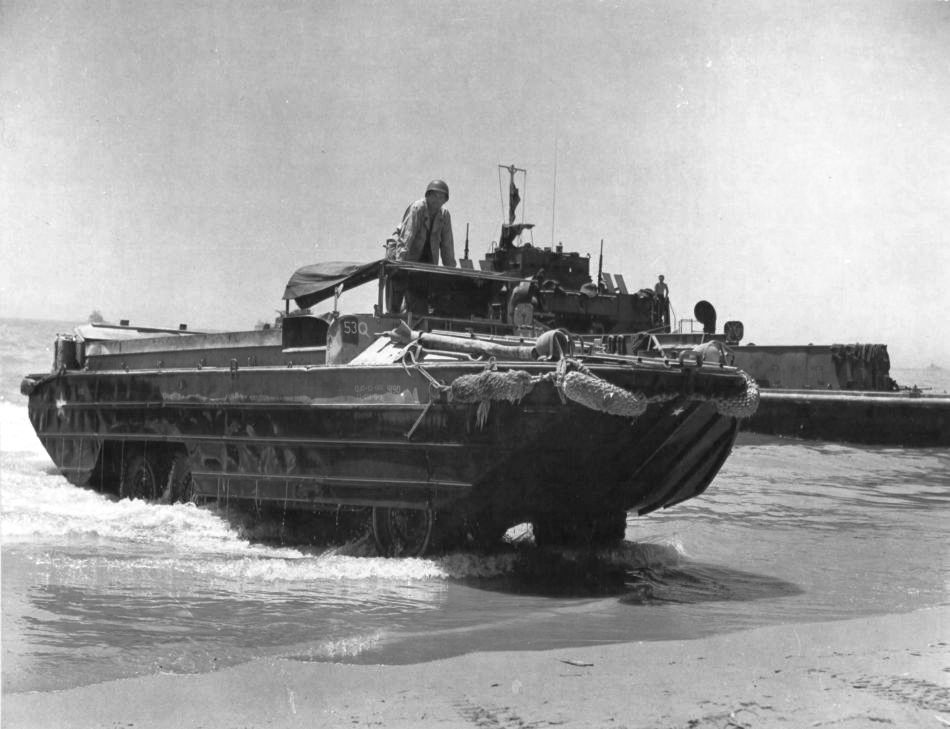 Un DUKW del US Army desembarcando en la Playa de Gela, Sicilia, Italia, en 1943