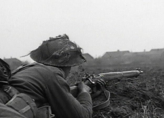 Soldado británico en las inmediaciones de Caen, Francia, 1944. Esta armado con un fusil Lee-Enfield Nr 4 Mk I
