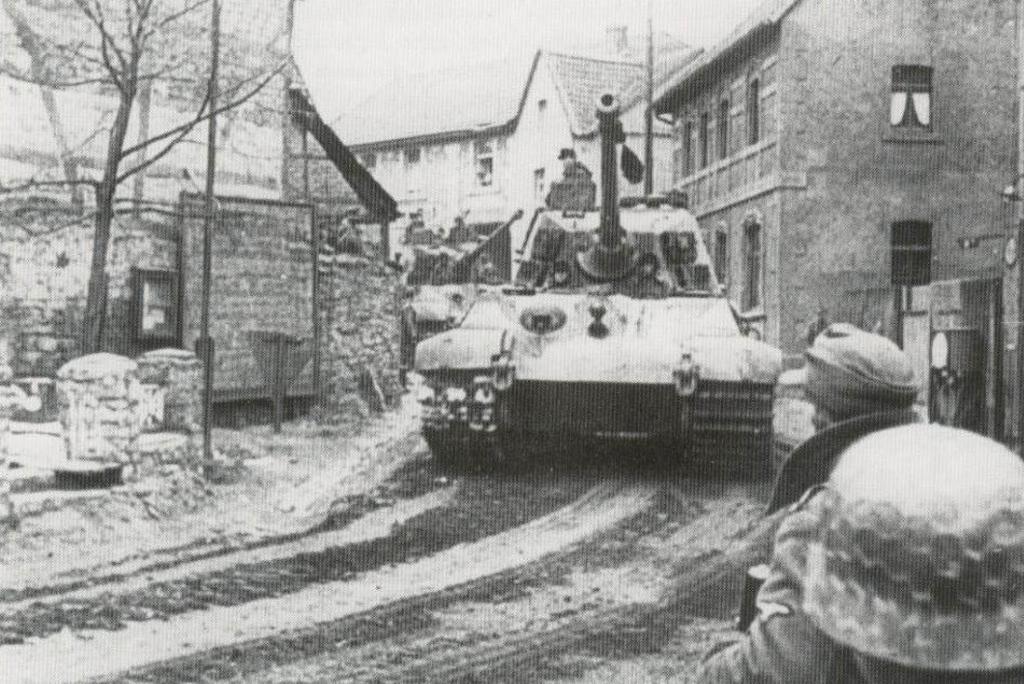 Avance del Tiger II del Schwere SS-Pz-Abt. 501 atravesando Tondorf camino de reunirse con el Kampfgeppe Peiper