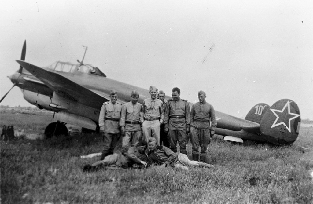 Pilotos rusos y su tripulación de tierra posan frente a un bombardero ligero Pe-2 en Poltava, junio de 1944