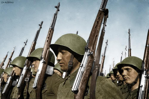 Soldados soviéticos, en posición de firmes, portan orgullosamente sus fusiles semiautomáticos SVT-40