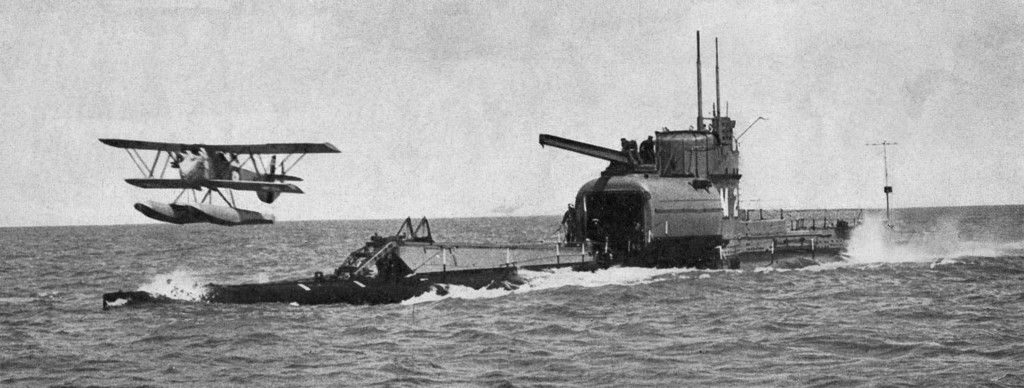 El Submarino Británico HMS M-2 preparado para lanzar un biplano Peto