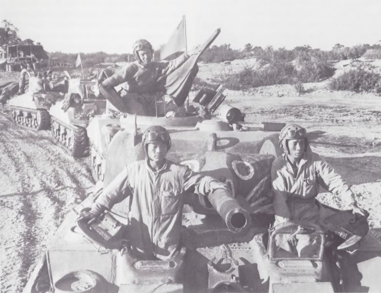 Una columna de Sherman M4A4 del 1º provisional Grupo blindado chino en acción en Birmania en 1944