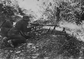 Dos sirvientes de MG-34 disparan contra las tropas soviéticas en un bosque próximo a Novorossiysk, URSS