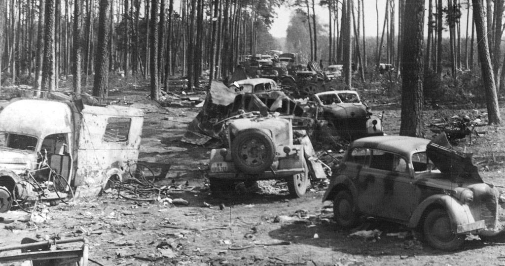 Columna de vehículos alemanes destruidos durante la Batalla de Halbe