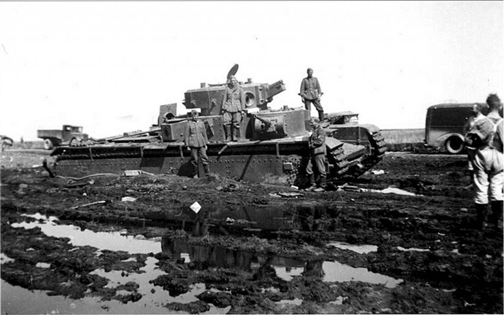 Soldados alemanes posan sobre un T-35 abandonado