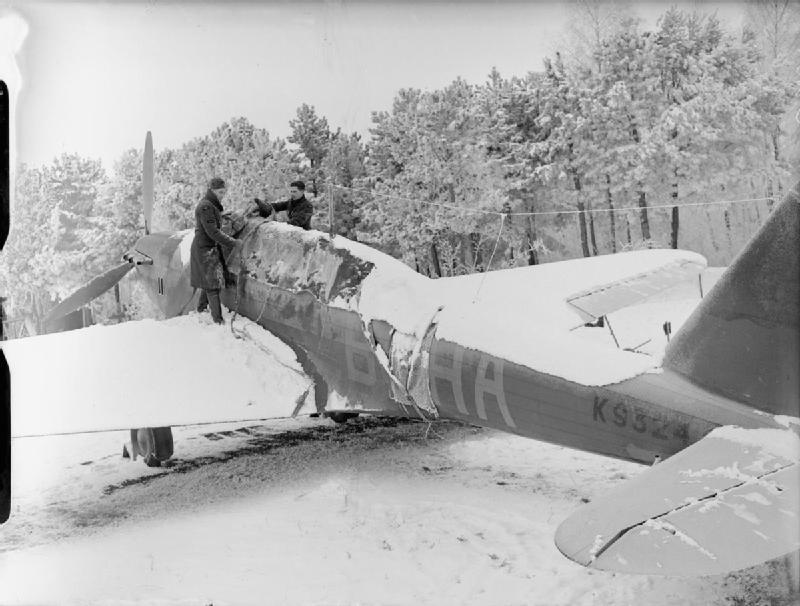 Personal de mantenimiento de la RAF quitan la nieve de un Fairey Battle durante el invierno del 1939 - 1940