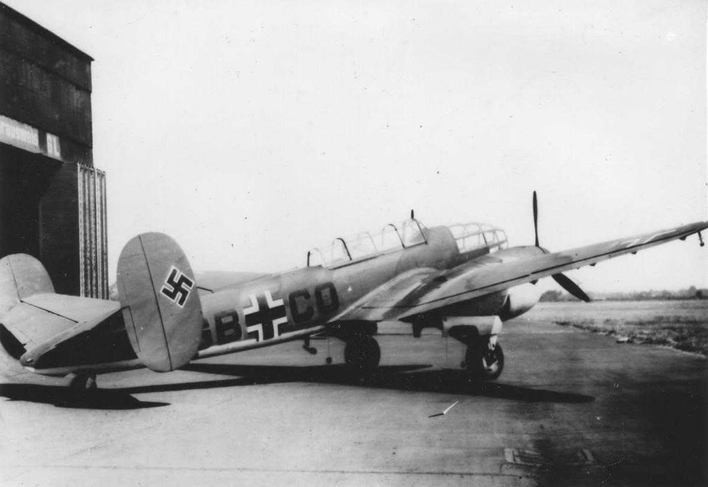 Un Bloch MB.174A.3 tras ser repintado después de su captura por fuerzas alemanas