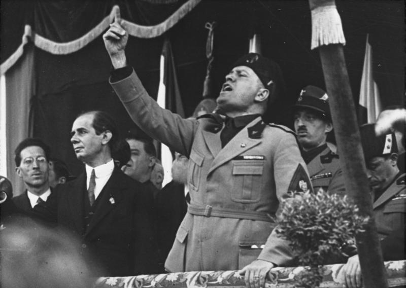 Discurso político de Mussolini en la tribuna de la plaza de Milán en mayo de 1930
