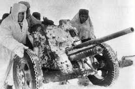 Soldados soviéticos examinan un Pak 36 capturado en algún lugar de Rusia