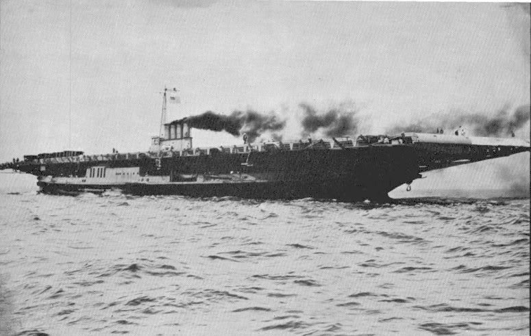 Largo de la cubierta de vuelo del USS Sable que superaba ampliamente la línea del casco