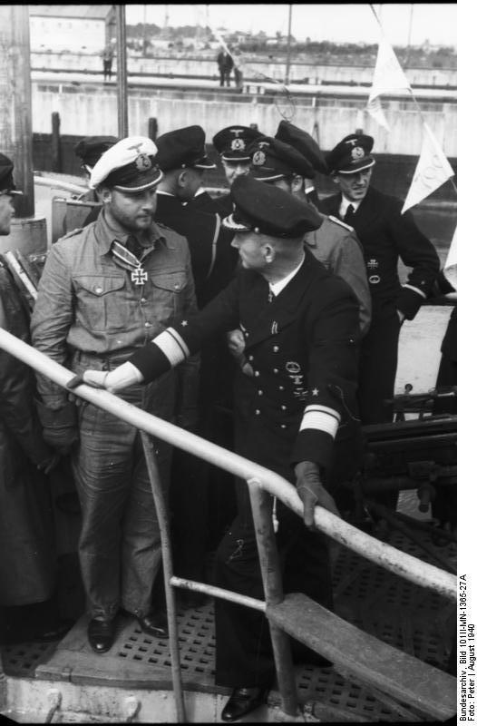 El teniente Julius Lemp junto al Almirante Karl Dönitz en la barandilla del U-30, agosto de 1940