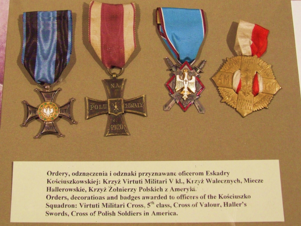 Wojenny Virtuti Militari 5ª clase que se exhibe en el Muzeum Wojska Polskiego de Varsovia