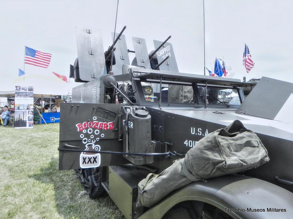 1944 Autocar M16A1 Half-Track - M45F Maxson 50 cal. Machine gun mounts. - Dayton Air Show 2013. Foto tomada en el Festival Aéreo de Dayton, Ohio-2013