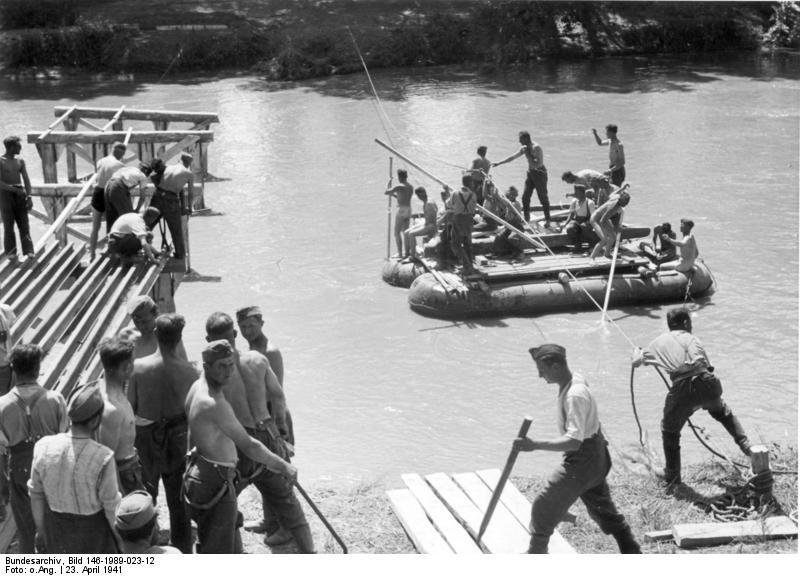 Tropas del 5ª División Panzer atravesando un río, el 23 de abril de 1941