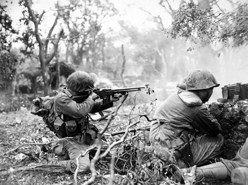 Soldados estadounidenses en Okinawa, disparando un BAR