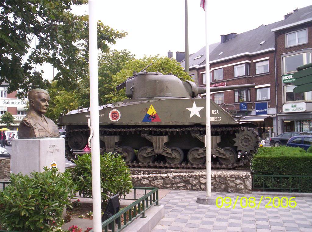 Plaza  principal de Bastogne, que lleva su nombre, con la efigie que la preside