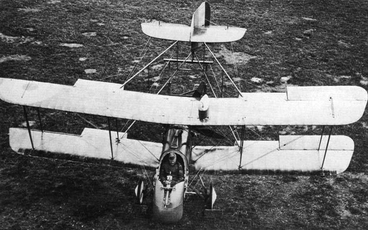 FotografÃ­a de un Airco DH 2 donde se muestra como estaba montada la Ametralladora Lewis de 7,7 mm
