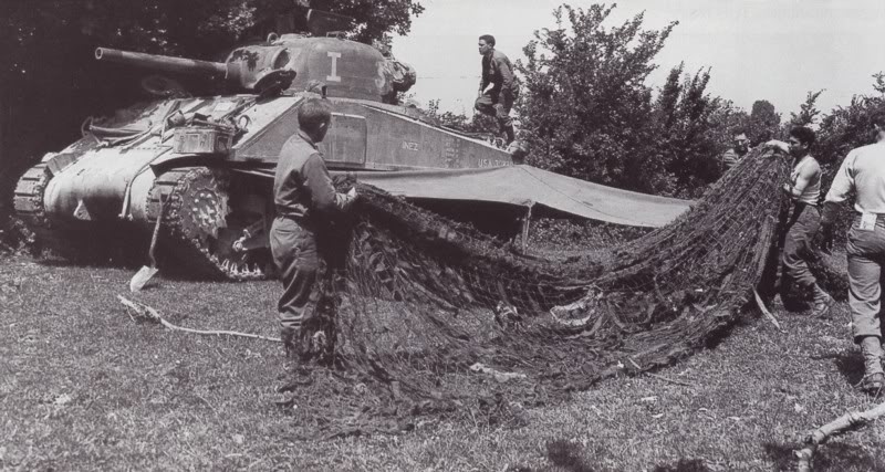 M4 en las ruinas de Coutances después de que el Ejército de Estados Unidos hubiera ganado el control de la ciudad a finales de julio de 1944