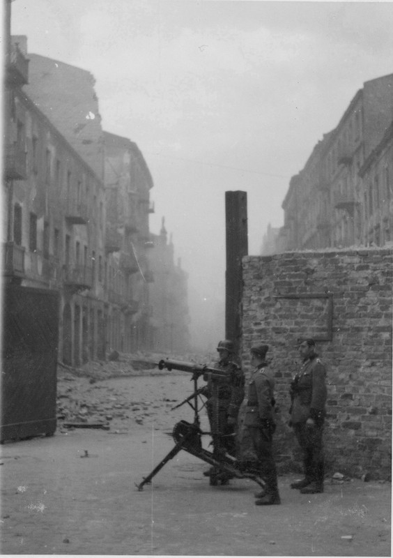 Centinelas alemanes con una MG 08 durante la Insurrección del Gueto de Varsovia en 1943