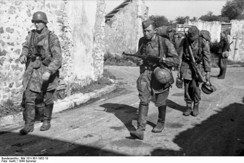 Tropas del cuerpo de infantería de la Luftwaffe toman posiciones en una villa normanda. Finales de julio o principios de septiembre de 1944
