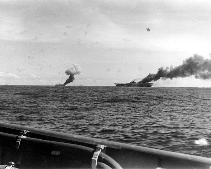 USS Belleau Wood CVL-24, izquierda y el Franklin tras el ataque de los kamikazes, 30 de octubre de 1944