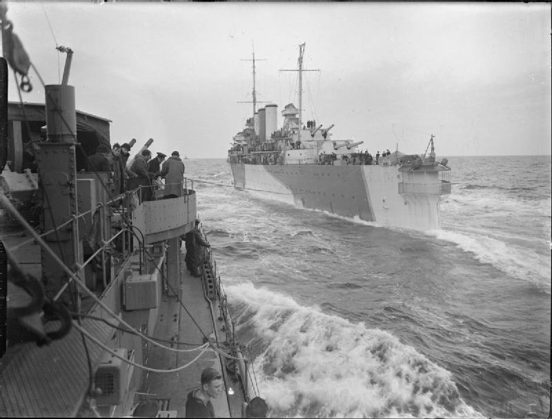 Vista del HMS Kent desde el Destructor HMS Kelvin