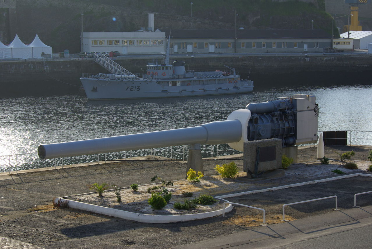 Cañón de 380 mm del FNS Richelieu, conservado en el Puerto de Brest
