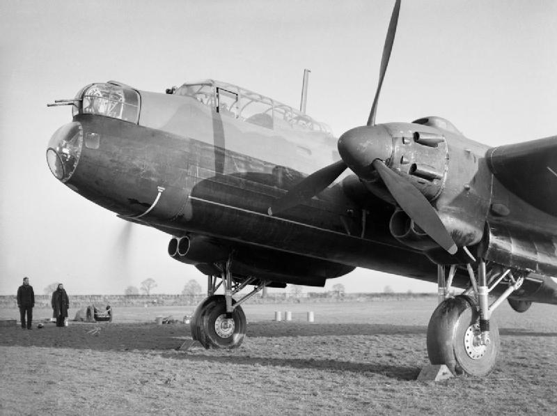 Avro Manchester Mk I del 207º Escuadrón de la RAF en el Aeródromo de Waddington, Lincolnshire, el 12 de Septiembre de 1941