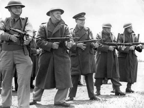 El General Sir Harry Chauvel realizando practicas de tiro con el Subfusil Owen en 1942