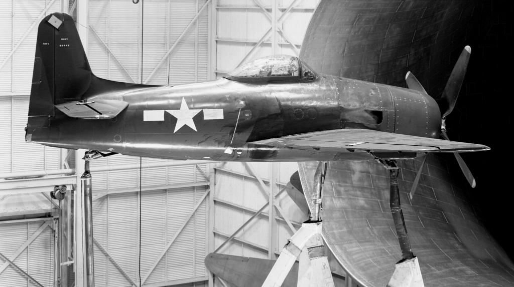 Grumman F8F-1 Bearcat BuNo 90448 en el túnel de viento del NACA Langley Research Center at Hampton, Virginia USA, el 30 de Enero de 1946