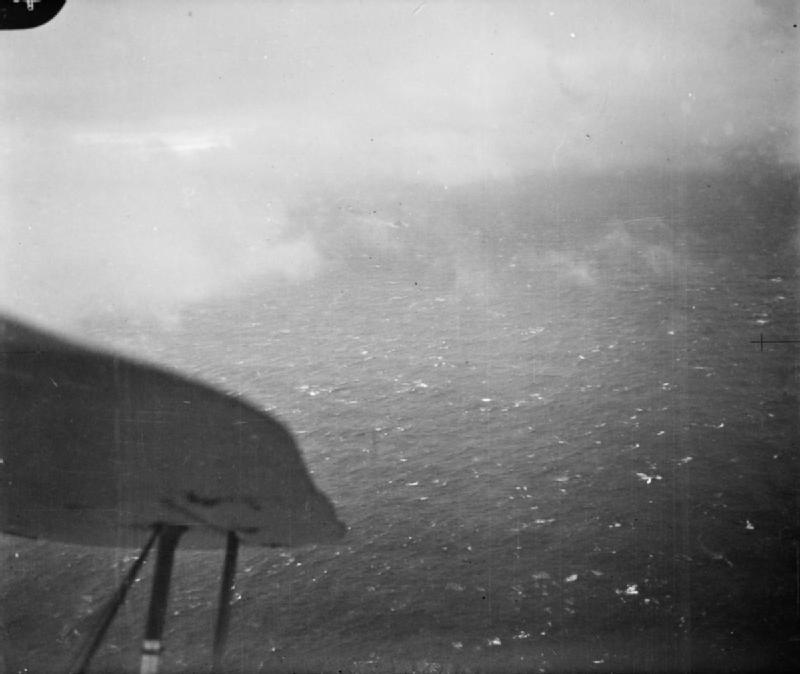 El DKM Bismarck a lo lejos fotografiado desde un Swordfish justo antes del ataque con torpedos